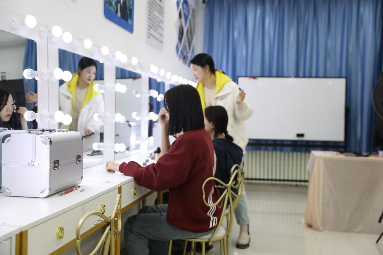 ����߸2����ȼ��Ȧ��ý�w����ʽ���؇������𱳺�ġ��¡�����